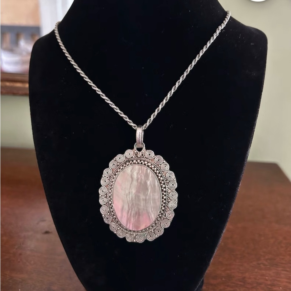Elegant VTG Sterling Silver Pendant with Mother of Pearl